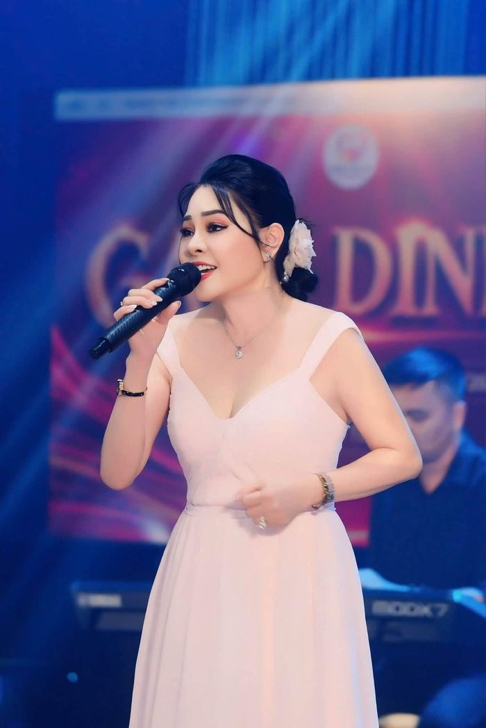 Từng thử sức ở nhiều thể loại từ bolero, trữ tình, thậm chí là ca cổ và nhạc thiếu nhi nhưng dân ca mới là dòng nhạc giúp Đông Đào thành danh. Với chất giọng mộc mạc, nữ ca sĩ nhanh chóng chiếm được cảm tình của khán giả. Dân ca với chị không chỉ là âm nhạc mà còn là quê hương, là ký ức trong chị về cha mẹ, mái nhà xưa... 