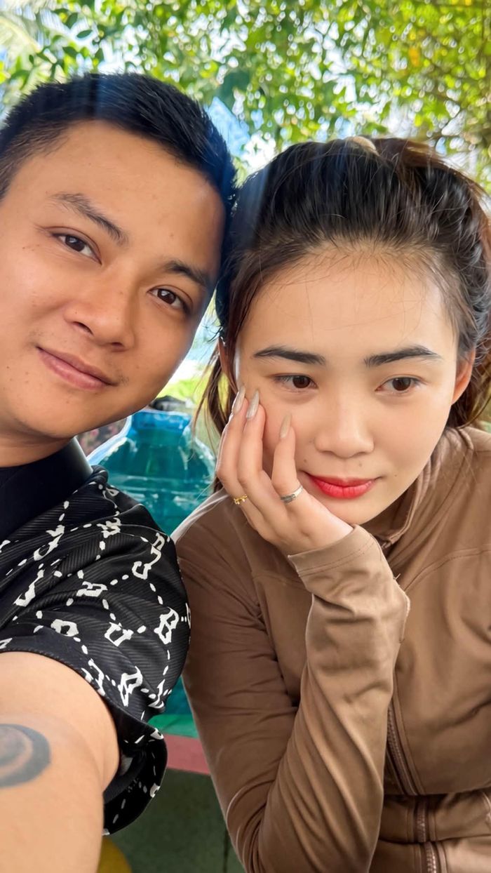Ca sĩ Hoài Lâm đưa vợ trẻ đi ra mắt ông bà tổ tiên.