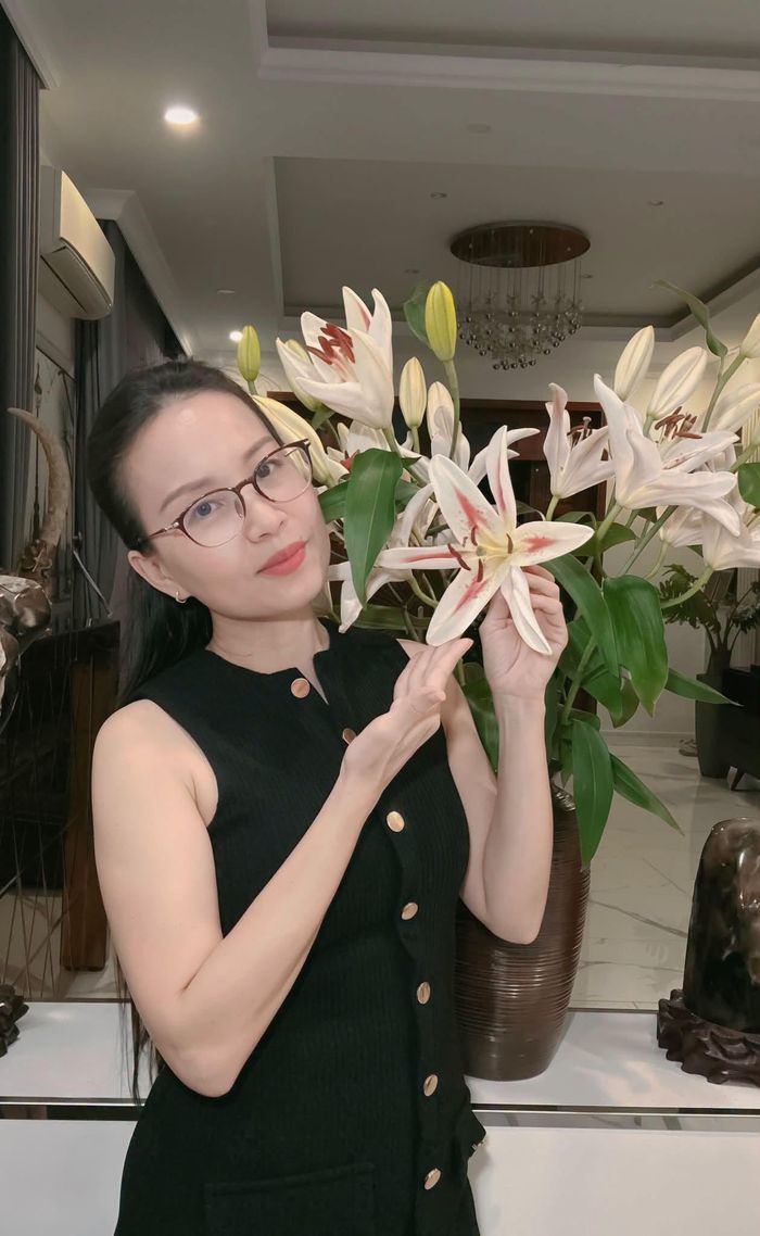 Ca sĩ Cẩm Ly thảnh thơi cắm hoa cuối tuần.