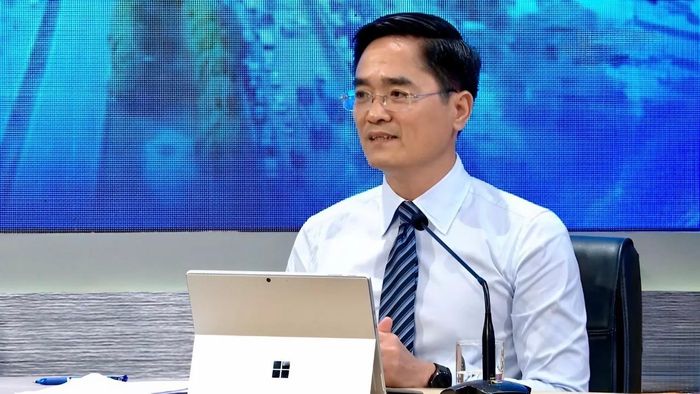 Giám đốc Sở Xây dựng TPHCM Trần Quang Lâm trả lời cử tri tại chương trình. Ảnh: BTC