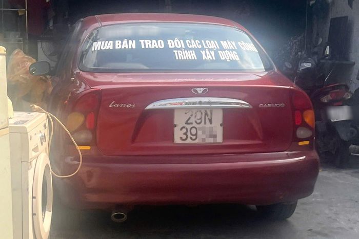 Chiếc xe anh H. dùng để kéo khung sắt, tấm tôn trên đường. Ảnh: Đội CSGT đường bộ số 2