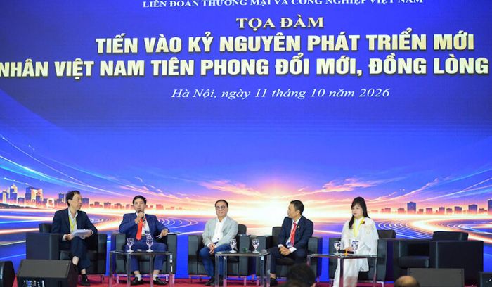 Các doanh nghiệp trao đổi tại tọa đàm trong khuôn khổ diễn đàn “Doanh nhân tiên phong - Chính phủ kiến tạo trong kỷ nguyên mới” ngày 11/10. Ảnh: Quốc Tuấn