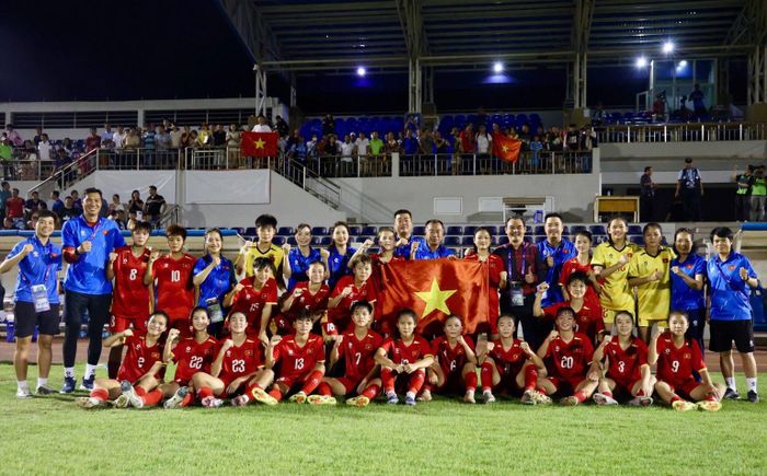Các thành viên của U17 nữ Việt Nam chụp ảnh sau trận đấu - Ảnh: VFF