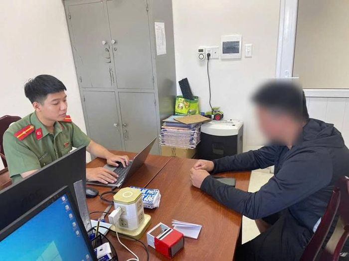 Công an làm việc với Đ. V. B về hành vi dán quảng cáo, rao vặt trái quy định trên cột điện.