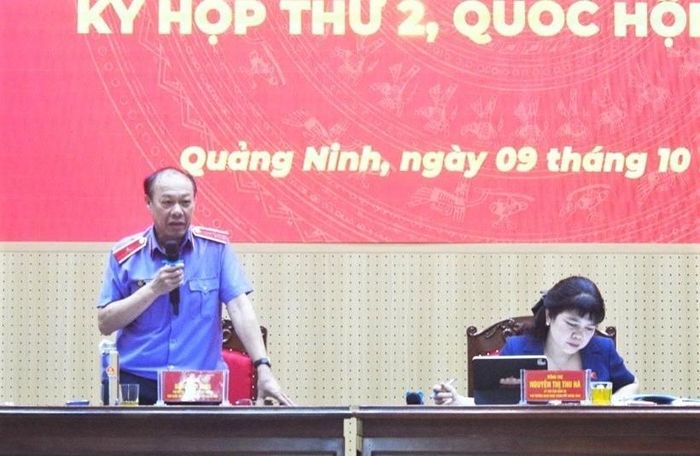 Đồng chí Đặng Đình Vang, Phó Viện trưởng VKSND TP Quảng Ninh phát biểu đề dẫn và gợi mở những nội dung cần thảo luận tại Hội nghị.