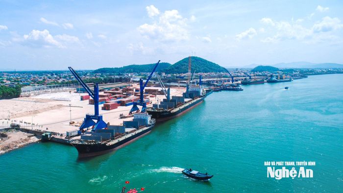 Hàng container bốc dỡ tại Cảng Cửa Lò. Ảnh tư liệu: P.V