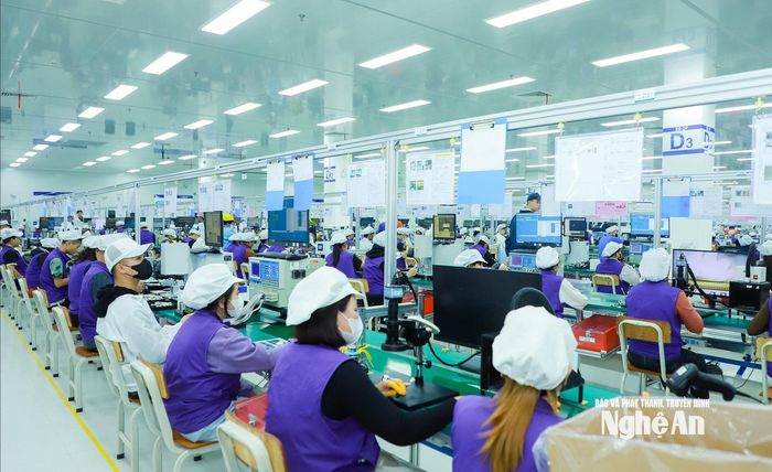 Công nhân làm việc tại nhà máy của Tập đoàn Luxshare -ICT tại KCN VSIP. Ảnh: Thành Duy