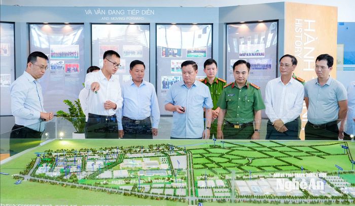 Bí thư Tỉnh ủy, Trưởng Đoàn ĐBQH tỉnh thăm, kiểm tra tình hình hoạt động sản xuất, kinh doanh tại Công ty TNHH VSIP Nghệ An. Ảnh: Phạm Bằng