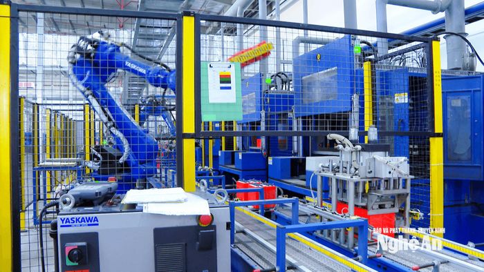 Dây chuyền sản xuất tự động của Công ty TNHH Tập đoàn Tianneng Việt Nam tại KCN Hoàng Mai 2. Ảnh: H.G