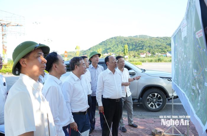Phó Chủ tịch Thường trực UBND tỉnh Bùi Thanh An kiểm tra thực địa các dự án giao thông tại Khu kinh tế Đông Nam. Ảnh: Nguyễn Toàn