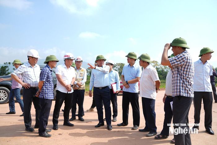 Phó Chủ tịch UBND tỉnh Hoàng Phú Hiền kiểm tra tiến độ thi công các gói thầu xây lắp và công tác giải phóng mặt bằng, tái định cư thuộc Dự án Đầu tư xây dựng đường bộ cao tốc Vinh - Thanh Thủy. Ảnh: Nguyễn Toàn