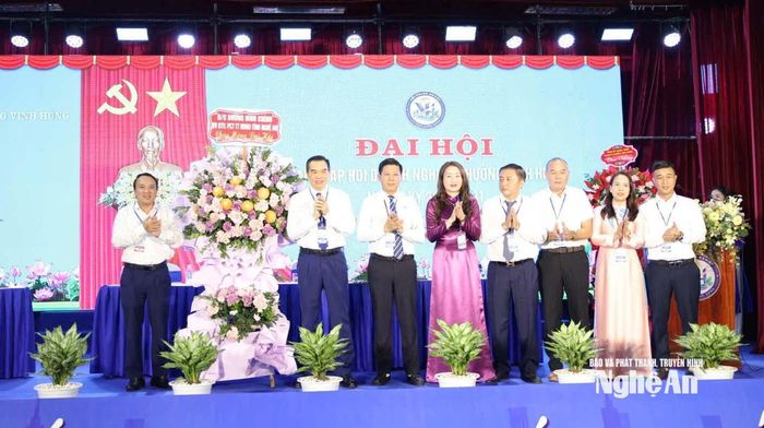 Đồng chí Dương Đình Chỉnh - Ủy viên Ban Thường vụ Tỉnh ủy, Phó Chủ tịch Thường trực HĐND tỉnh tặng hoa chúc mừng Đại hội thành lập Hội Doanh nghiệp phường Vinh Hưng nhiệm kỳ 2026-2031. Ảnh: Lam Hà