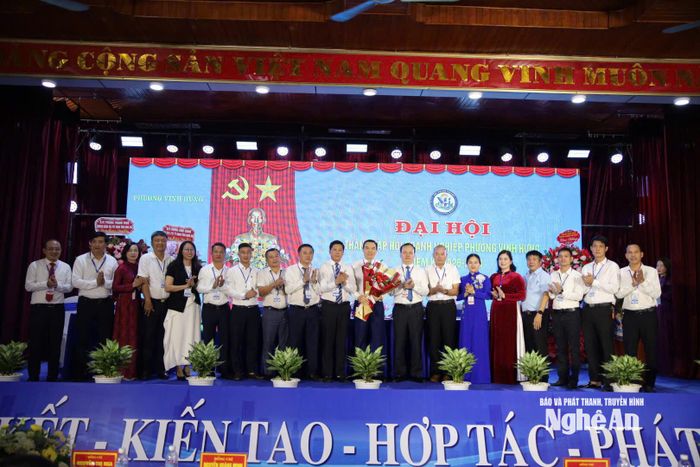 Ra mắt Ban Chấp hành Hội Doanh nghiệp phường Vinh Hưng. Ảnh: Lam Hà