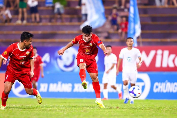 Ban huấn luyện đội bóng núi Hồng khuyến khích các học trò tự tin dứt điểm từ xa ở những trận đấu tới. Ảnh HLHT FC.