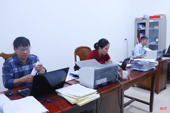 Phòng Kinh tế, UBND xã Thiên Cầm hiện thiếu 5 chỉ tiêu so với định biên.