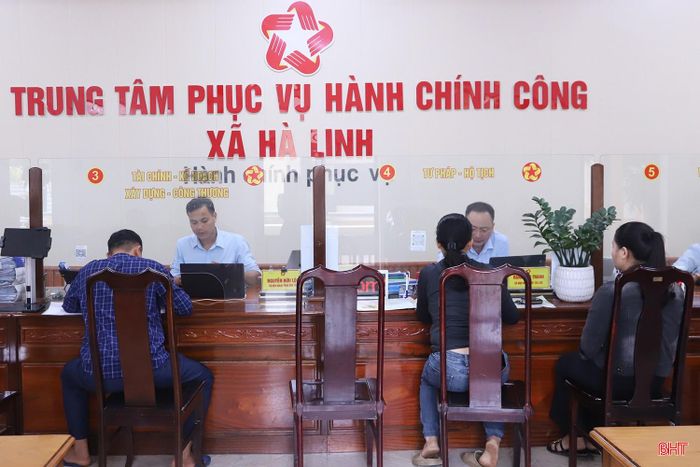 Xã Hà Linh hiện có 54 cán bộ, công chức đang làm việc tại các phòng, ban.
