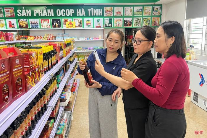 Khách hàng check mã QR kiểm tra thông tin sản phẩm nước mắm truyền thống Hà Tĩnh.