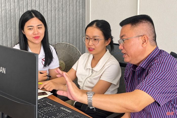 Cán bộ Chi cục Phát triển nông thôn và Quản lý chất lượng, Sở Nông nghiệp và Môi trường hướng dẫn cập nhật dữ liệu lên hệ thống truy xuất nguồn gốc sản phẩm hàng hóa tỉnh Hà Tĩnh.