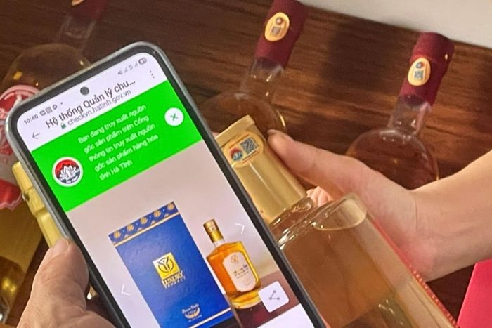 Cơ quan chuyên môn kiểm tra quét mã QR sản phẩm rượu nhung hươu Chiến Sơn, xã Hương Sơn.