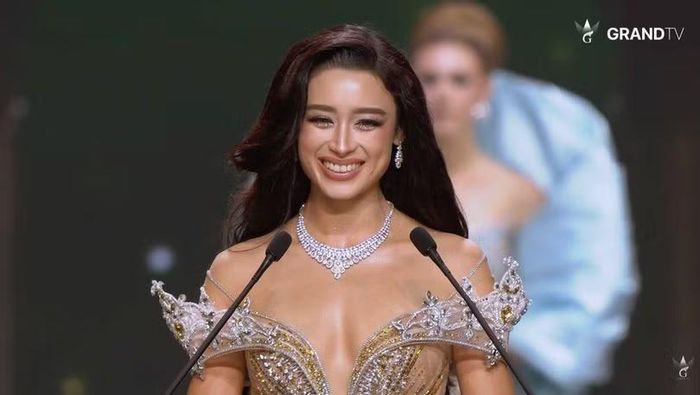 Người đẹp Việt Nam Emoura Phạm trong phần thi ứng xử. Ảnh: GrandTV