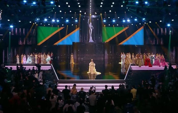 Sân khấu cuối đêm chung kết vỡi tâm điểm là "Nữ hoàng sắc đẹp" Tanzania, Jihan Dimack. Ảnh: GrandTV