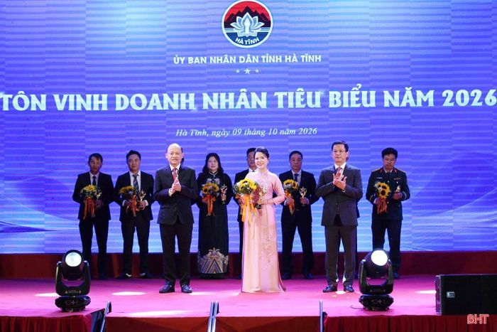 Lãnh đạo tỉnh trao biểu tượng tôn vinh, tặng hoa chúc mừng doanh nhân tiêu biểu Võ Thị Mai Sương.