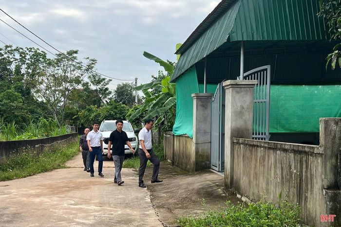Không chỉ huy động nguồn hỗ trợ, xã Đức Đồng còn cử cán bộ thường xuyên bám nắm, kiểm tra tiến độ và chất lượng xây dựng nhà ở của hộ nghèo.