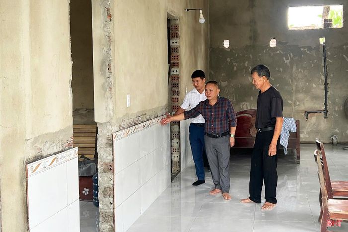 Cán bộ xã Đức Đồng kiểm tra tiến độ và chất lượng xây dựng nhà của ông Hoàng Đình Kỳ.
