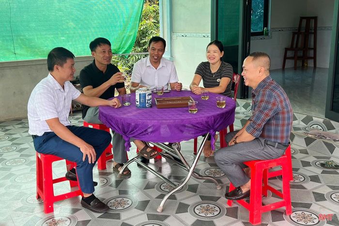 Cán bộ thôn Phúc Quang và xã Đức Đồng chia vui với chị Nguyễn Thị Bích Liễu khi vừa khánh thành căn nhà mới.