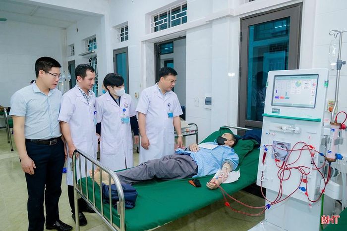 Đầu tư hệ thống máy chạy thận nhân tạo giúp người dân không còn phải chuyển lên tuyến trên điều trị.