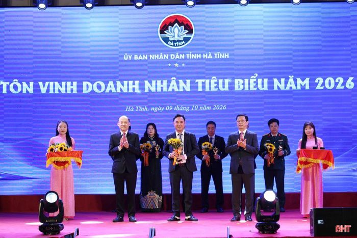 Lãnh đạo tỉnh trao biểu tượng tôn vinh, tặng hoa chúc mừng doanh nhân tiêu biểu Trịnh Quốc Tài.