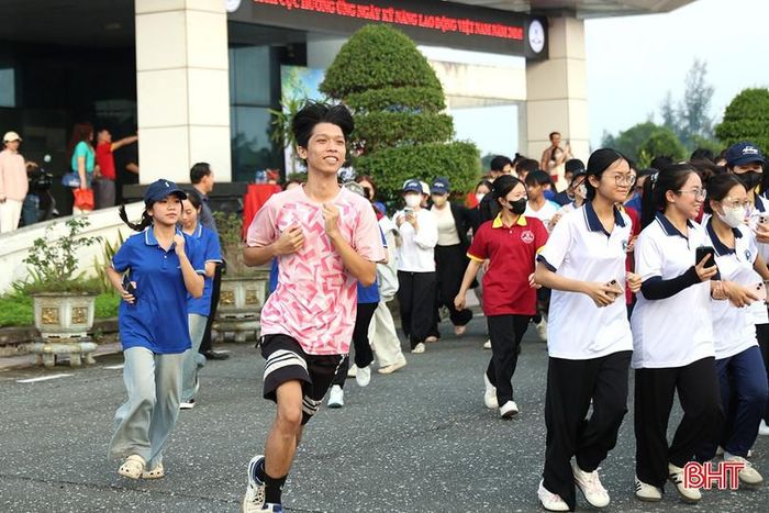 Với thông điệp “Sải bước vì một Việt Nam vươn mình - Run for a Rising Vietnam”, chương trình diễn ra trong 23 ngày (từ ngày 10/10 đến hết ngày 1/11/2026). Người tham gia có thể chạy bộ hoặc đi bộ tại địa điểm, thời gian phù hợp; kết quả được ghi nhận qua ứng dụng UpRace.