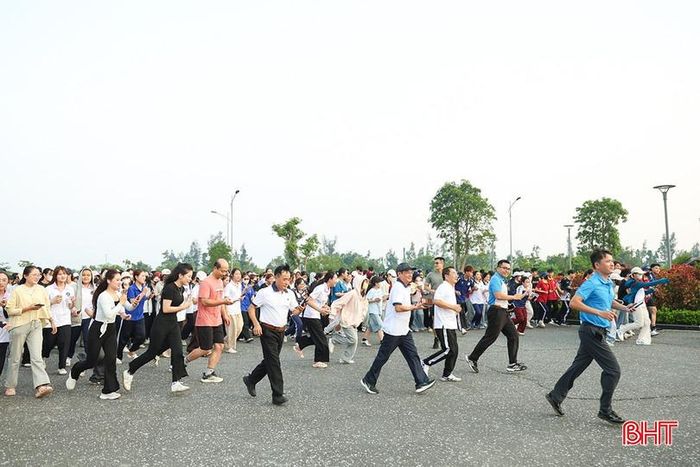 Tại chương trình, gần 2.000 sinh viên Đại học Hà Tĩnh và các đại biểu đã đồng loạt hưởng ứng giải chạy.
