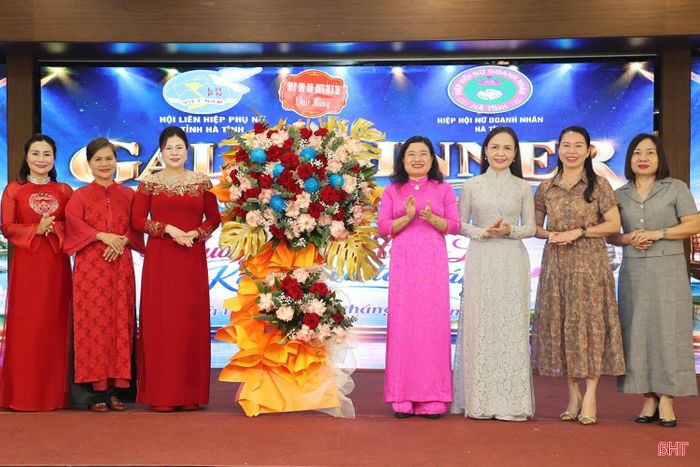  Phó Chủ tịch UBND tỉnh Nguyễn Thị Nguyệt và các đại biểu tặng hoa chúc mừng Hiệp hội Nữ doanh nhân Hà Tĩnh. 