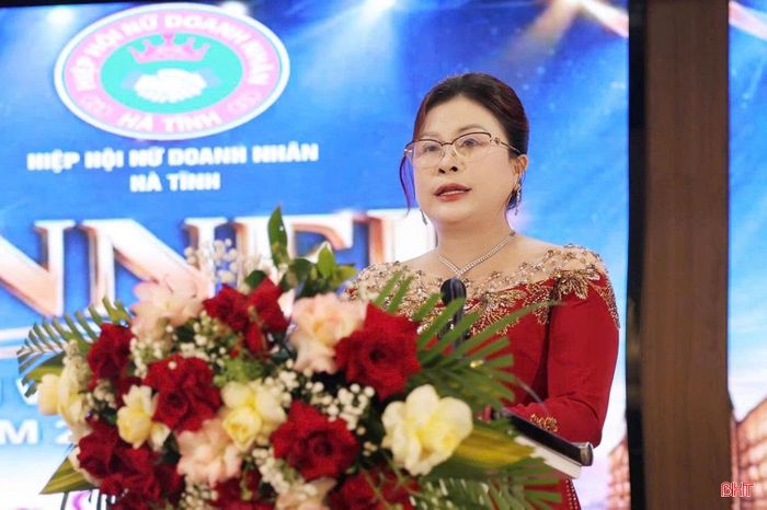 Bà Lê Thị Như Thủy – Chủ tịch Hiệp hội Nữ doanh nhân Hà Tĩnh báo cáo kết quả hoạt động của Hiệp hội thời gian qua và triển khai nhiệm vụ thời gian tới.