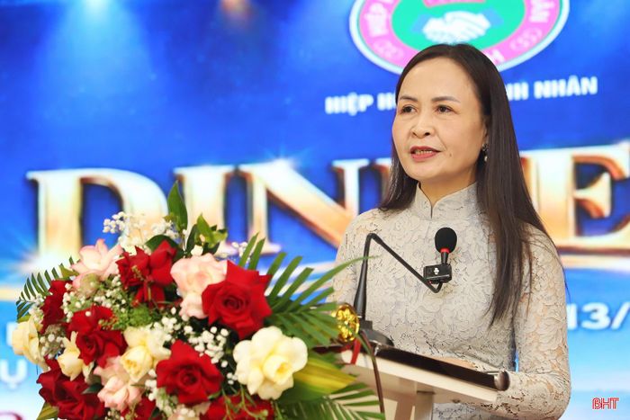  Bà Nguyễn Thị Lệ Hà - Chủ tịch Hội Liên hiệp Phụ nữ tỉnh phát biểu tại chương trình. 