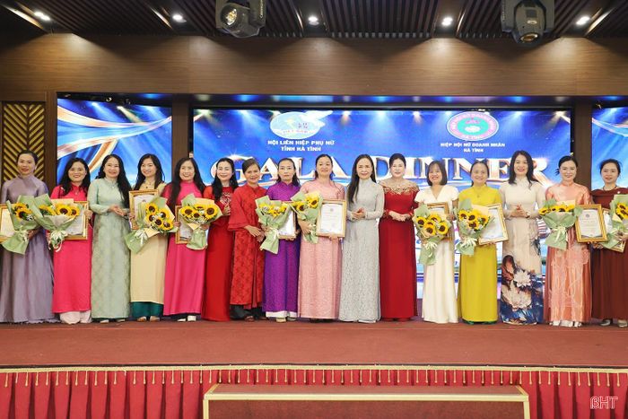  Dịp này, lãnh đạo Hội Liên hiệp Phụ nữ tỉnh và Hiệp hội Nữ doanh nhân Hà Tĩnh đã trao giấy chứng nhận các câu lạc bộ thành viên chính thức của Hiệp hội. 