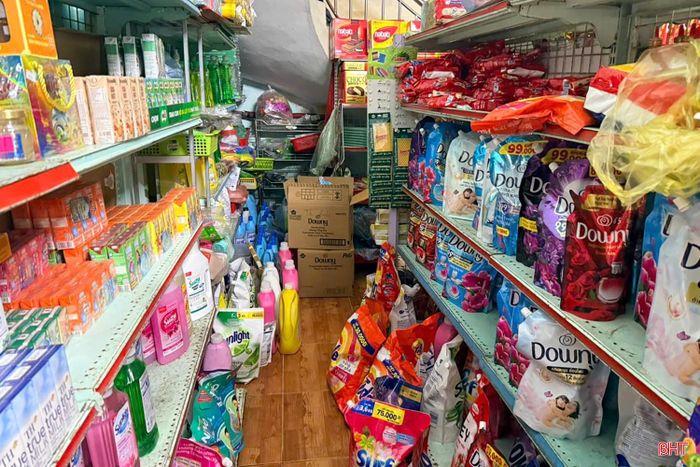 Cửa hàng tạp hoá truyền thống thường có diện tích nhỏ hẹp, tận dụng nhà ở kết hợp kinh doanh nên việc bố trí hàng hóa khá lộn xộn, thiếu khoa học.