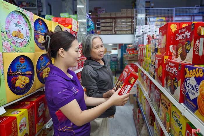 Thái độ của nhân viên trong chăm sóc khách hàng là "điểm cộng" tại các cửa hàng tạp hóa.