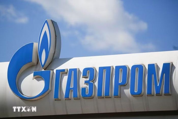 Biểu tượng tập đoàn dầu khí Gazprom tại một trạm xăng ở Moskva, Nga. (Ảnh: THX/TTXVN)