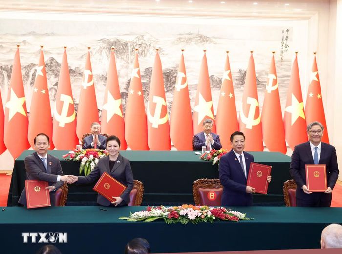 Sáng 15/4/2026, tại Đại lễ đường Nhân dân ở Thủ đô Bắc Kinh, sau hội đàm chính thức, Tổng Bí thư, Chủ tịch nước Tô Lâm và Tổng Bí thư, Chủ tịch nước Trung Quốc Tập Cận Bình chứng kiến Lễ ký một số văn kiện hợp tác tiêu biểu giữa hai nước. (Ảnh: Thống Nhất/TTXVN)
