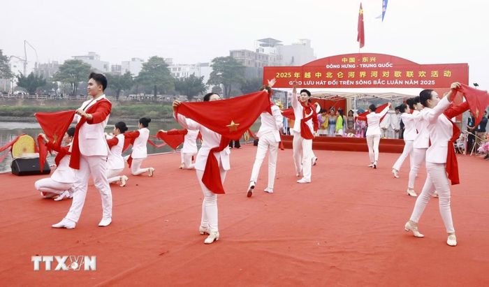 Giao lưu Hát đối trên sông biên giới Bắc Luân giữa thanh niên Móng Cái (Việt Nam) và thanh niên Đông Hưng (Trung Quốc) năm 2025. (Ảnh: TTXVN phát)