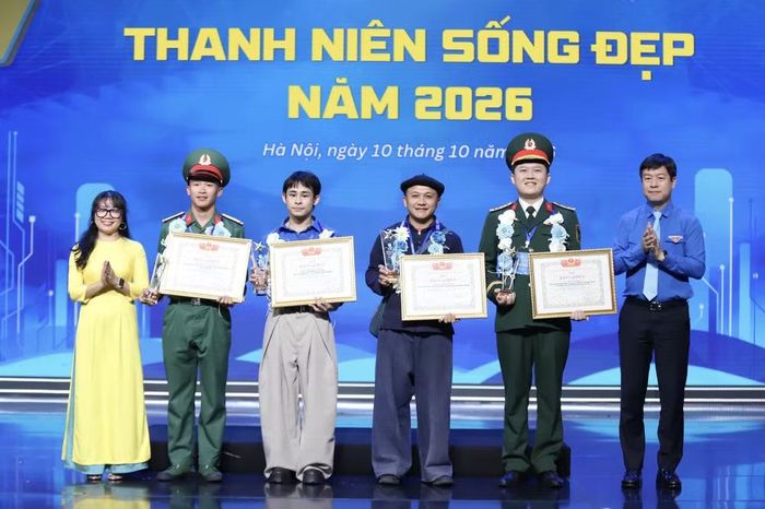 Ban tổ chức trao giải thưởng cho Đinh Viết Tường và các cá nhân. (Ảnh: Vietnam+)
