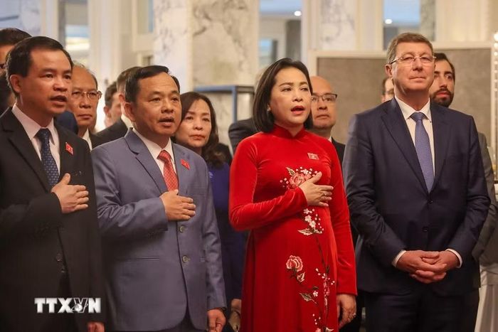 Phó Chủ tịch Quốc hội Nguyễn Thị Thanh cùng các đại biểu tham dự buổi lễ. (Ảnh: Anh Hiển/TTXVN)