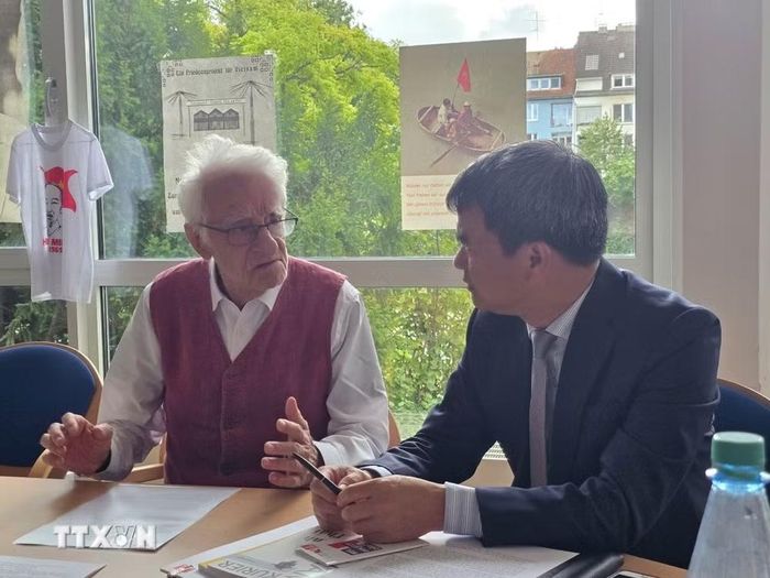 Giáo sư, Tiến sĩ Günter Giesenfeld, Chủ tịch Hội Hữu nghị Đức - Việt trao đổi với ông Lưu Xuân Đồng, Tổng Lãnh sự Việt Nam tại Frankfurt am Main. Ảnh: Vũ Hiệp - TTXVN tại CHLB Đức