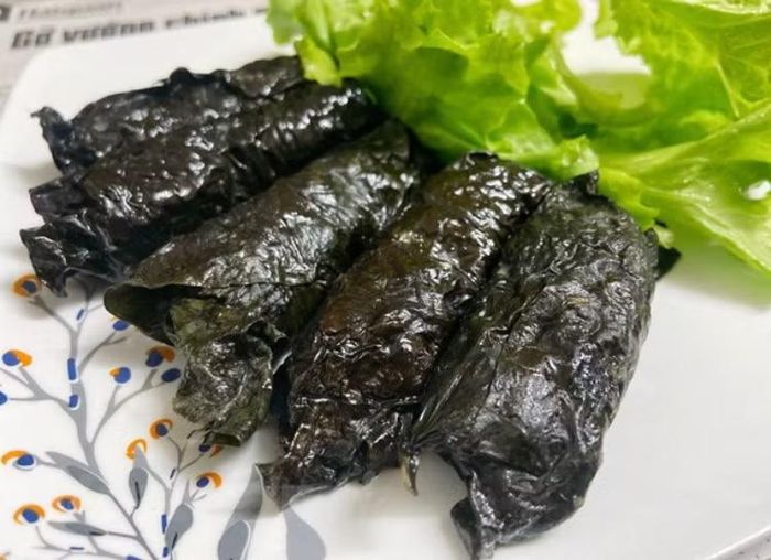 Chả lá lốt khi đã được chiên thơm. (Nguồn: Vietnam+)