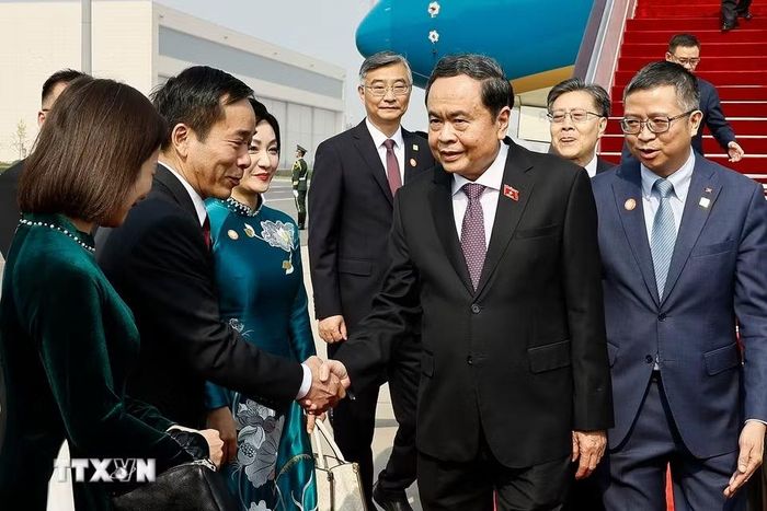 Chủ tịch Quốc hội Trần Thanh Mẫn đến Thủ đô Bắc Kinh, bắt đầu thăm chính thức Trung Quốc. (Ảnh: Doãn Tấn/TTXVN)