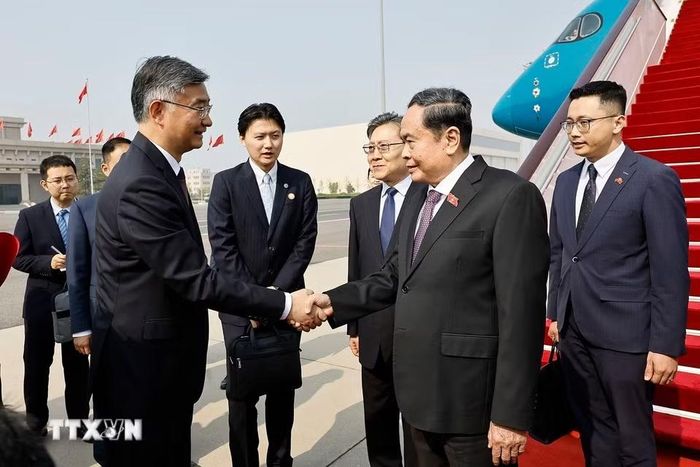 Chủ tịch Quốc hội Trần Thanh Mẫn đến Thủ đô Bắc Kinh, bắt đầu thăm chính thức Trung Quốc. (Ảnh: Doãn Tấn/TTXVN)