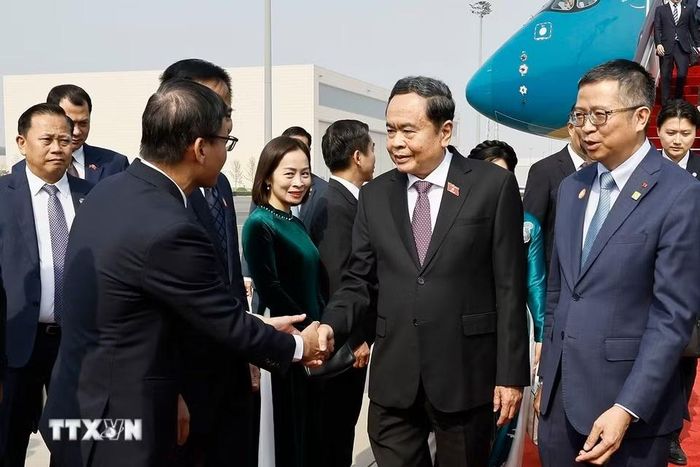 Chủ tịch Quốc hội Trần Thanh Mẫn đến Thủ đô Bắc Kinh, bắt đầu thăm chính thức Trung Quốc. (Ảnh: Doãn Tấn/TTXVN)