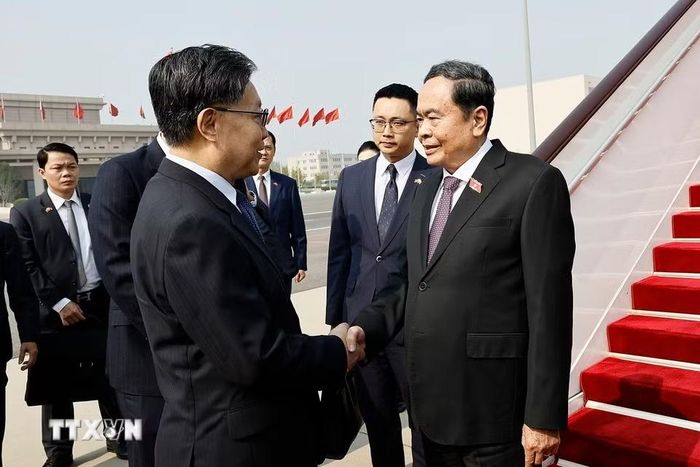 Ủy viên Trung ương Đảng, Phó Ủy viên trưởng Ủy ban Thường vụ Nhân đại Trung Quốc Vương Đông Minh đón Chủ tịch Quốc hội Trần Thanh Mẫn tại Sân bay quốc tế Bắc Kinh. (Ảnh: Doãn Tấn/TTXVN)